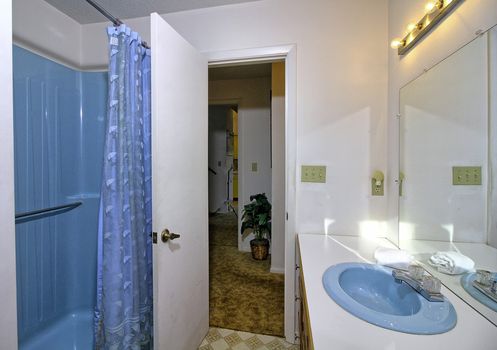 Full Bathroom with a splash of color