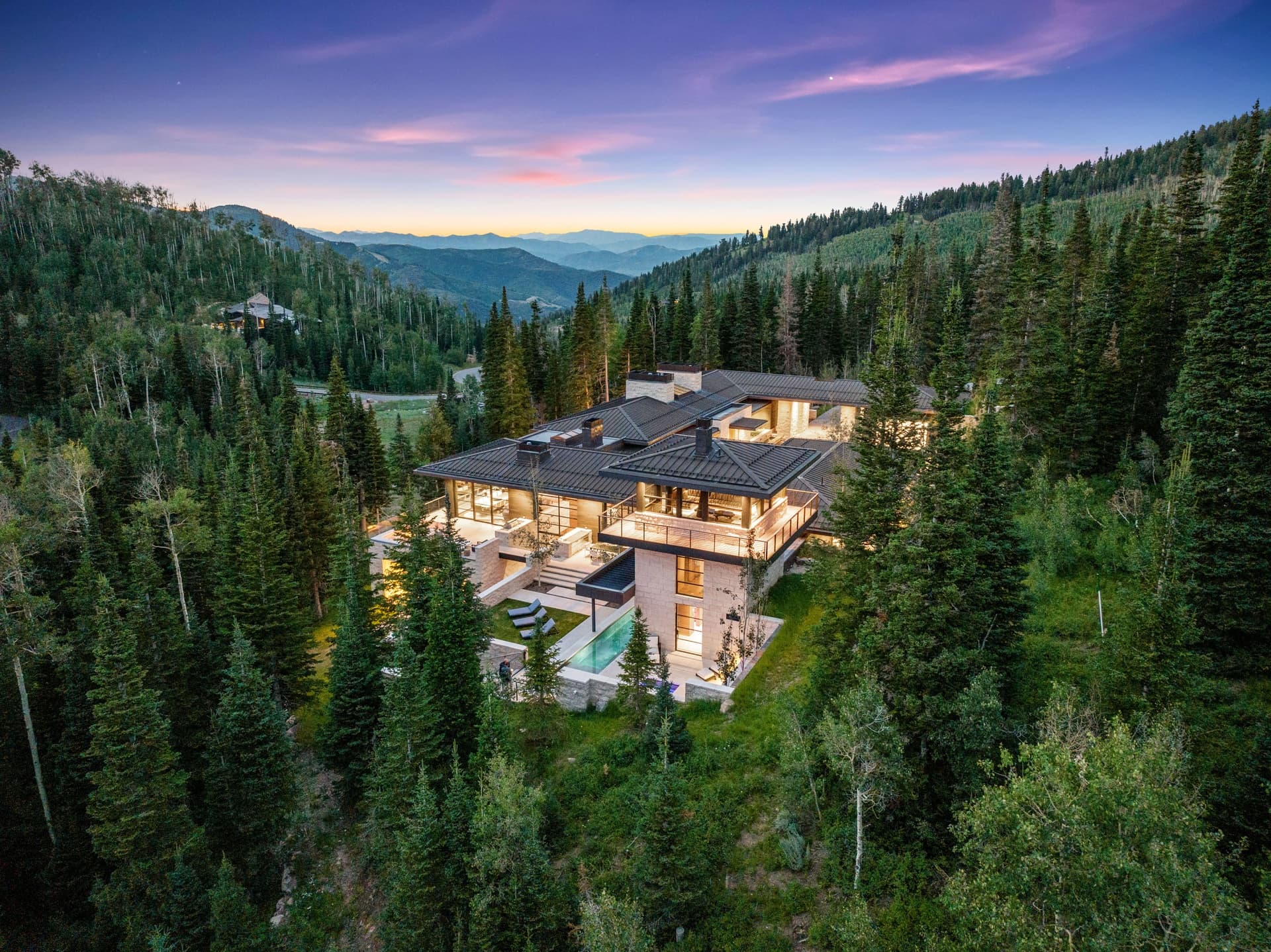Large Luxury Vacation Rental With Amenities For the Whole Family.