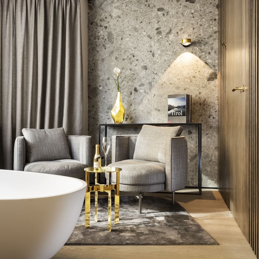 Deep soaking bathtub