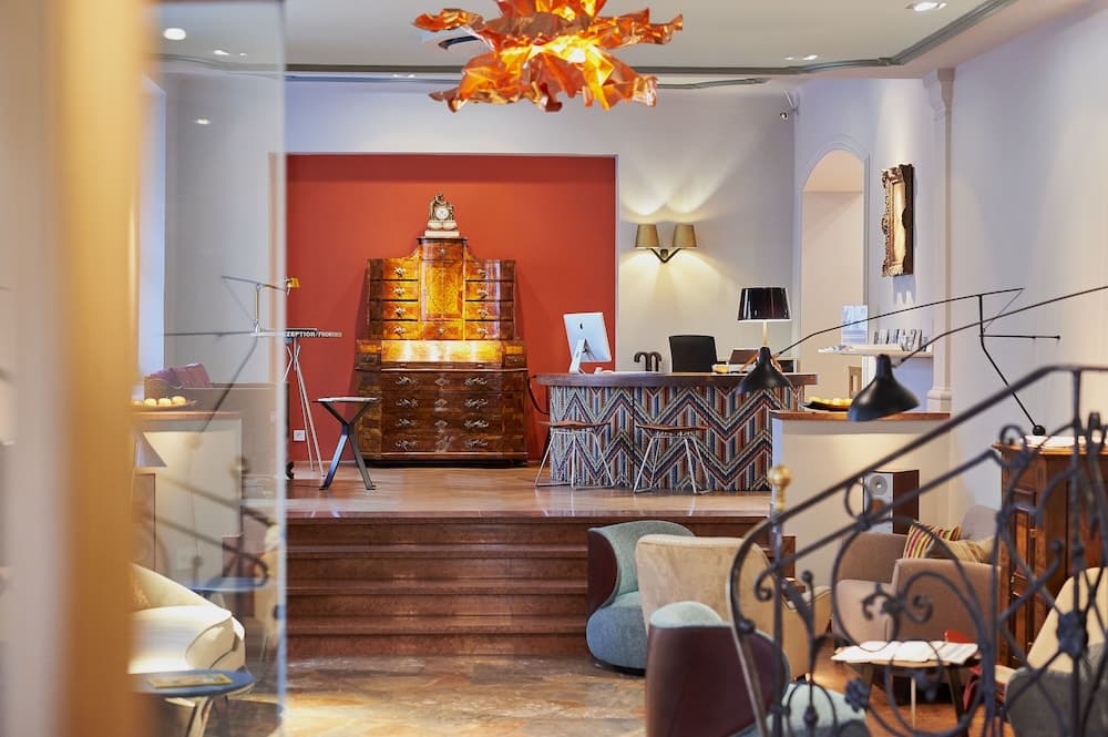 Lobby lounge