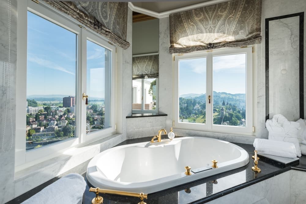 Deep soaking bathtub