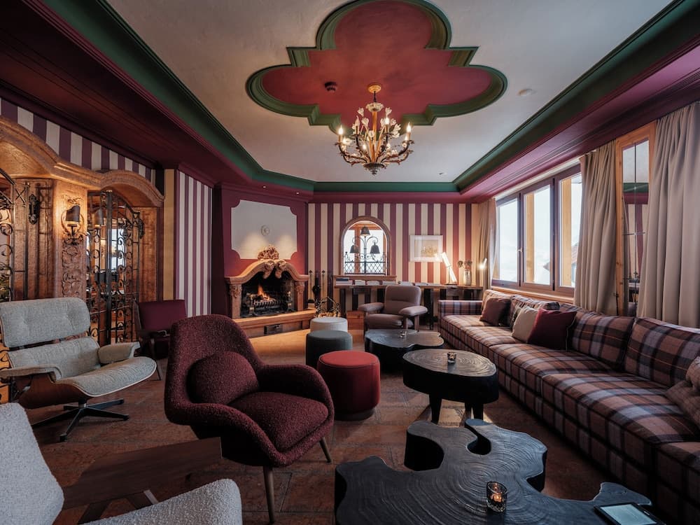 Lobby lounge