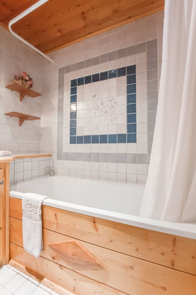 Deep soaking bathtub
