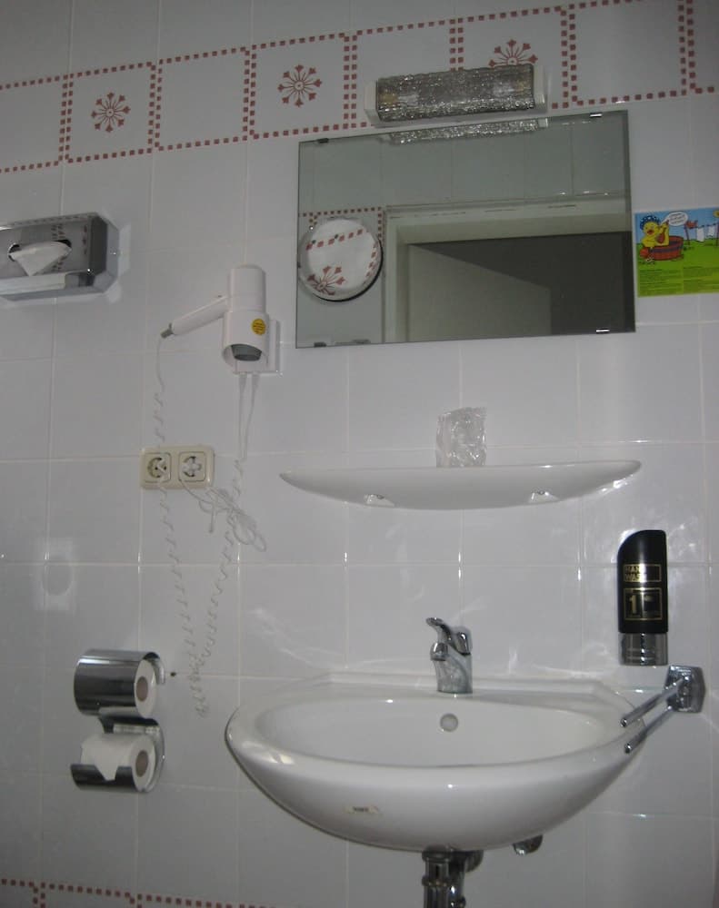 Bathroom sink