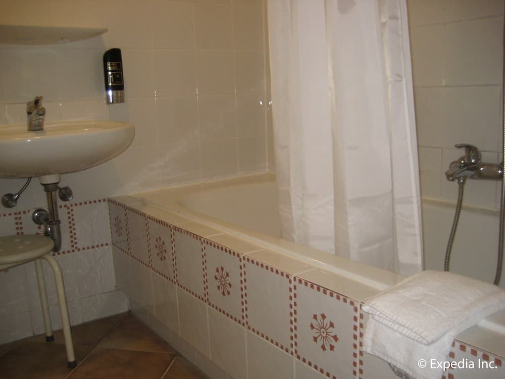 Deep soaking bathtub