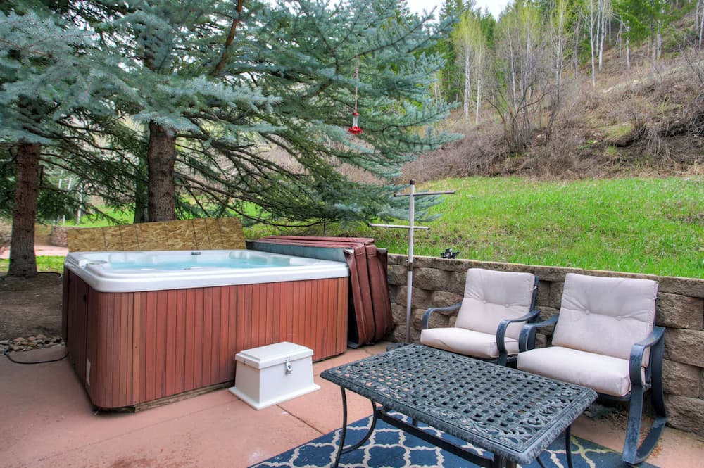 Private spa tub