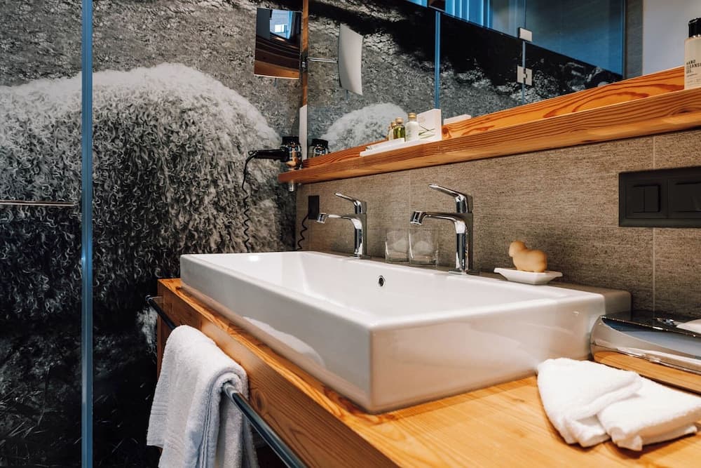 Bathroom sink
