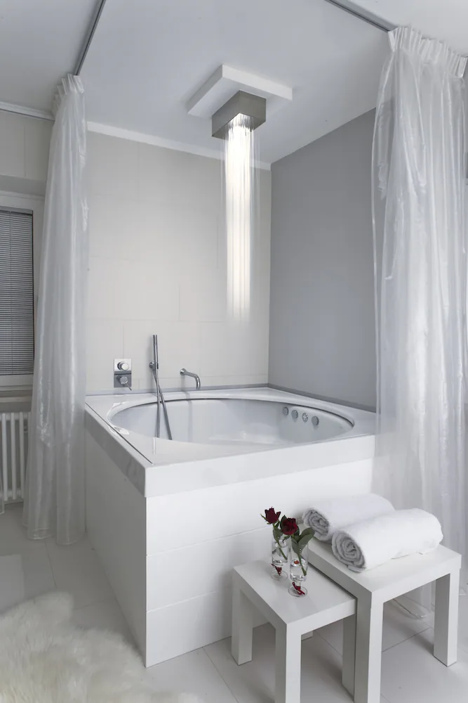 Deep soaking bathtub