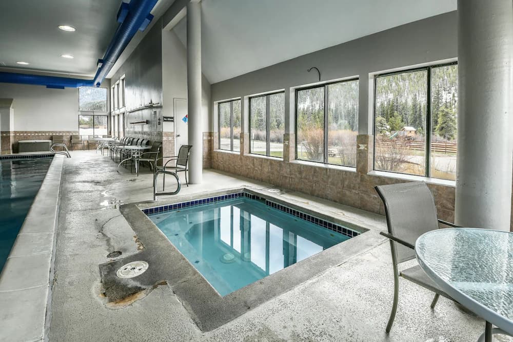 Indoor spa tub