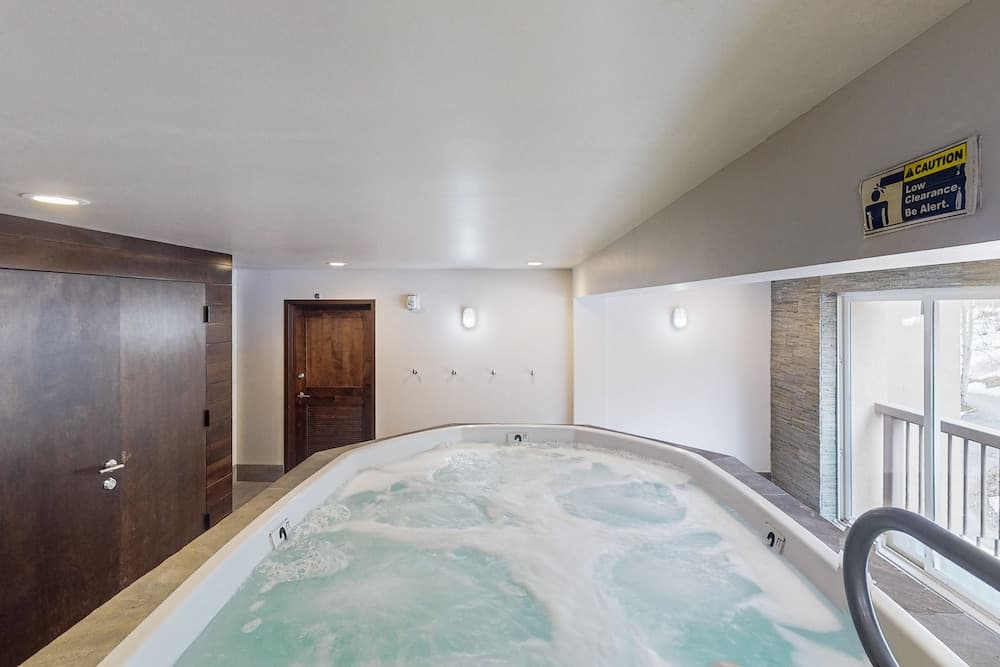Indoor spa tub