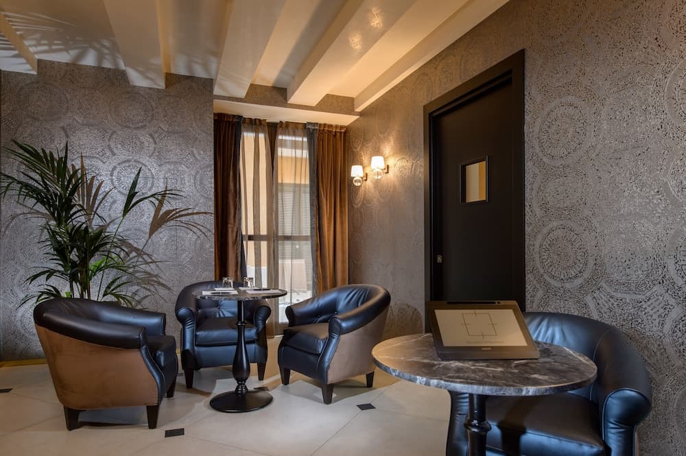 Lobby lounge