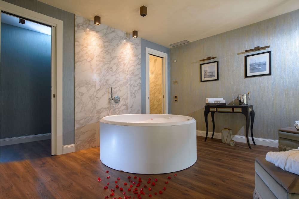 Private spa tub