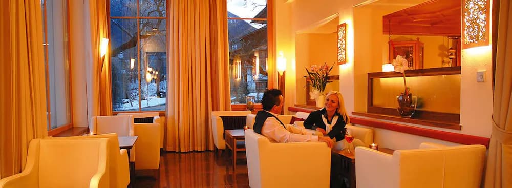 Lobby lounge