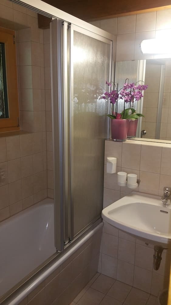 Deep soaking bathtub