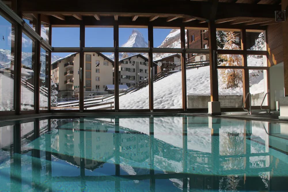 Indoor/outdoor pool