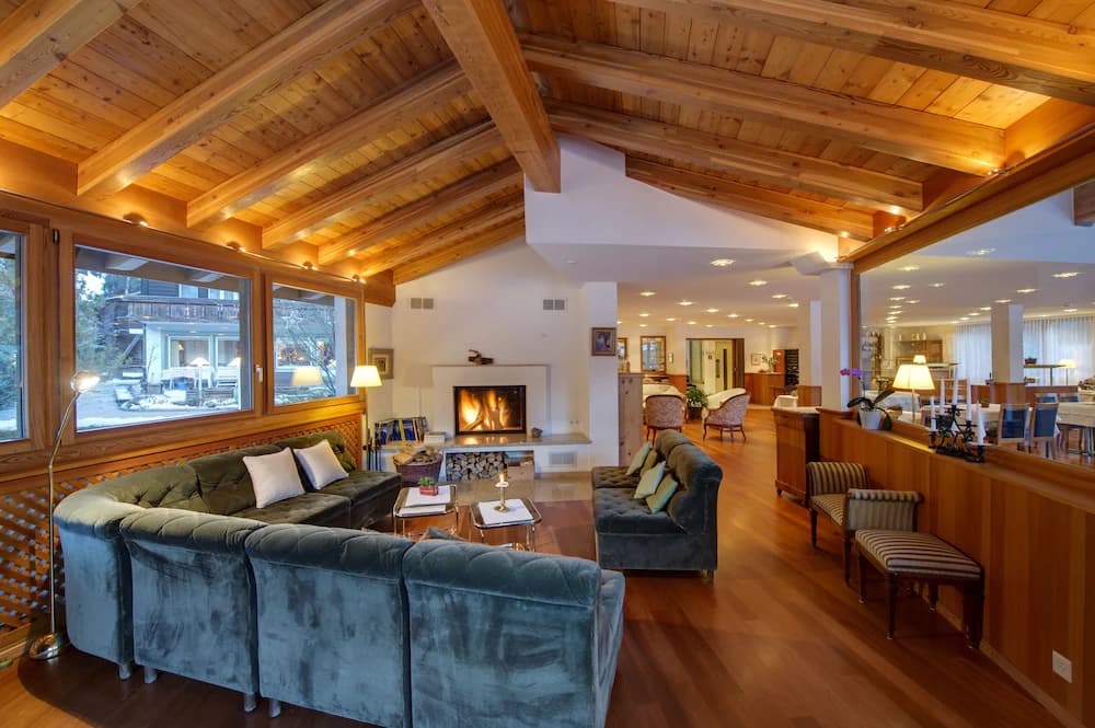 Lobby lounge