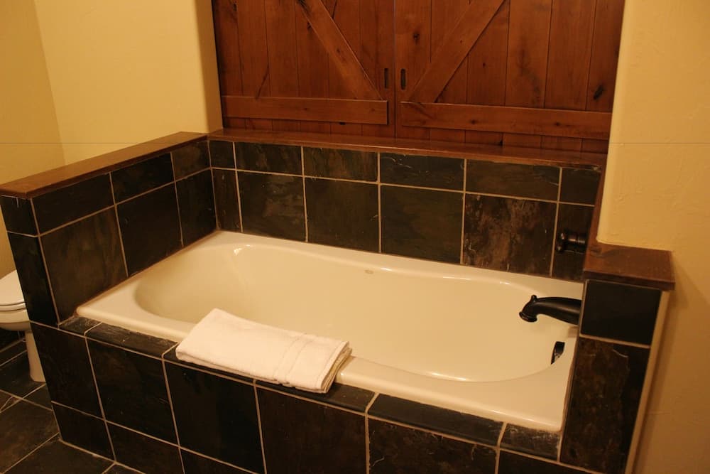 Deep soaking bathtub