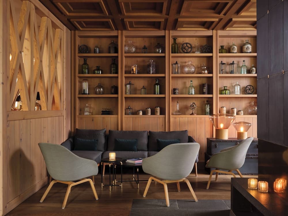 Lobby lounge