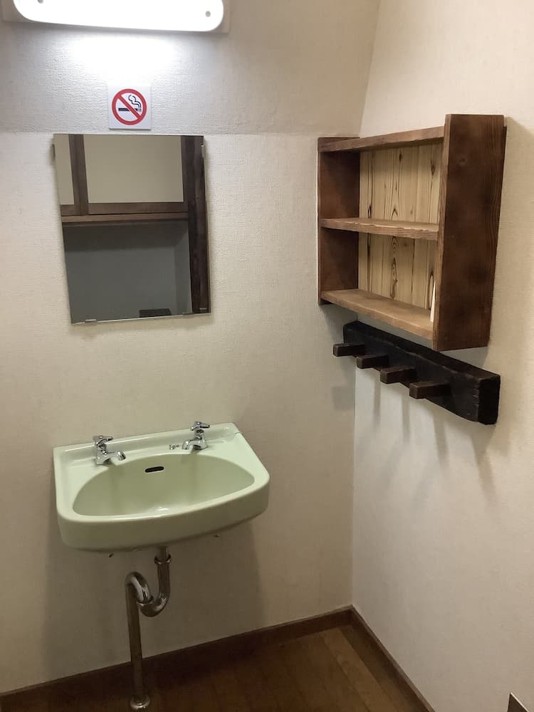 Bathroom sink