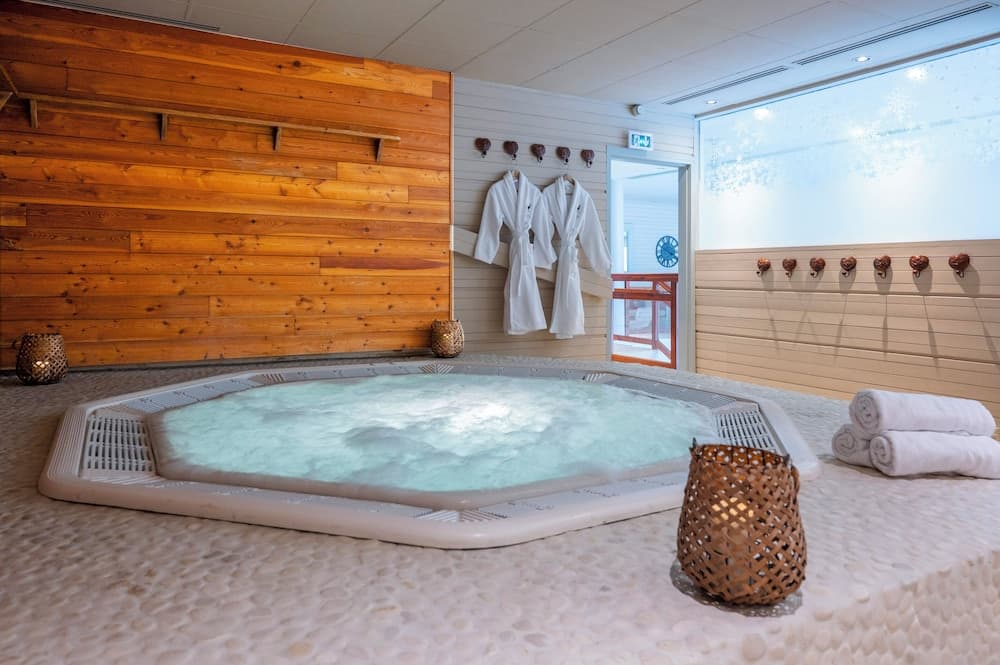 Indoor spa tub