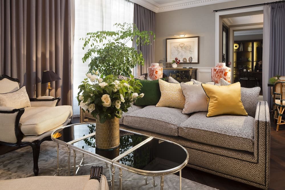 Lobby lounge