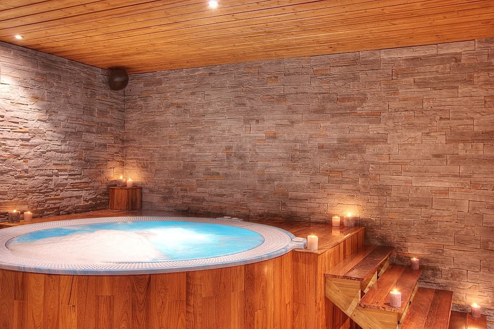 Indoor spa tub