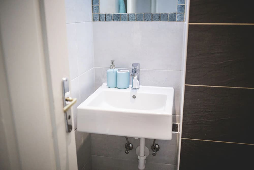 Bathroom sink