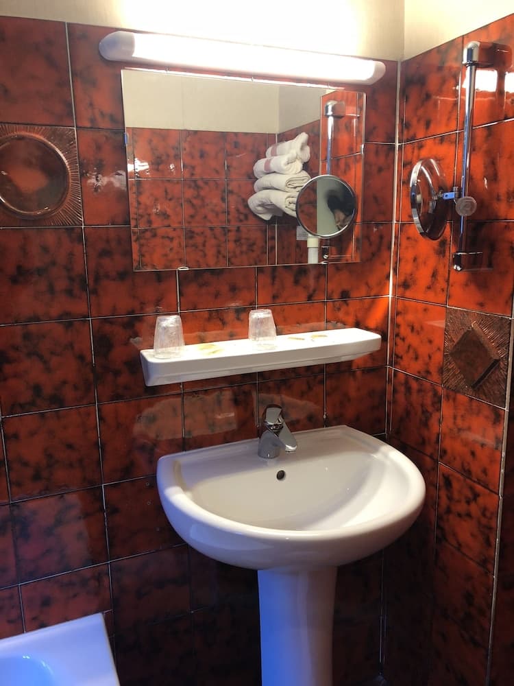 Bathroom sink