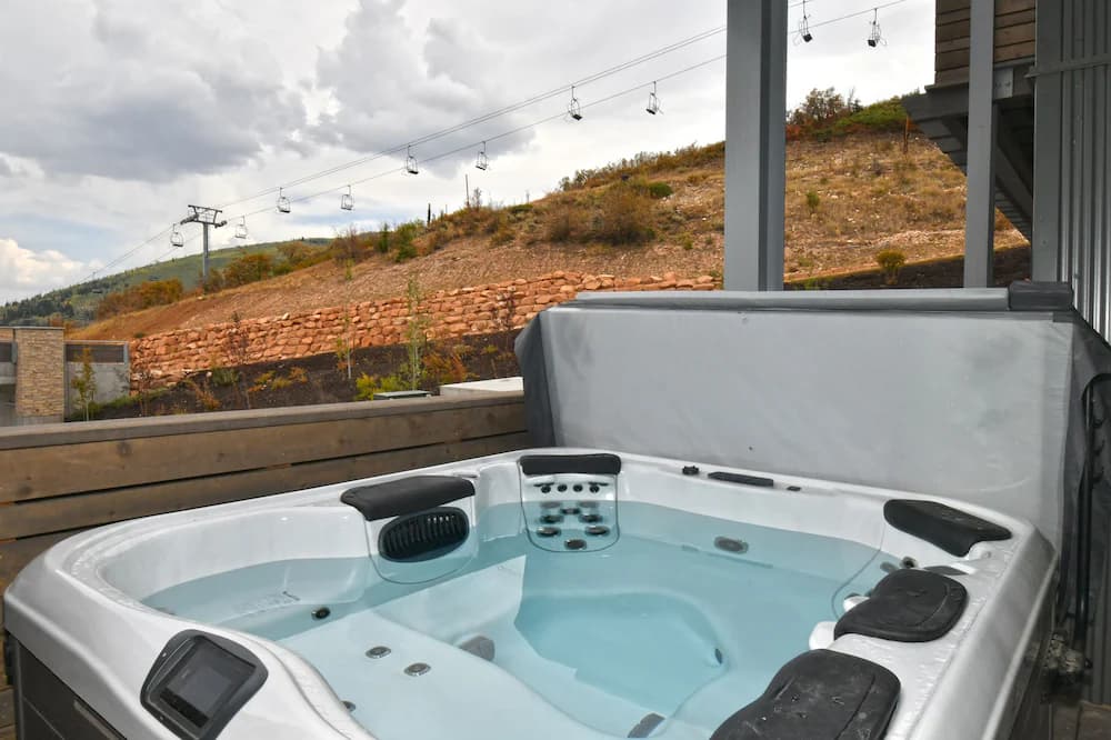 Private spa tub