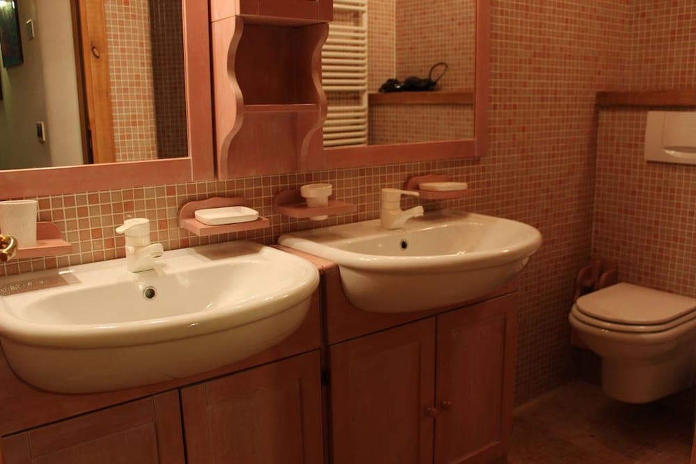 Bathroom sink