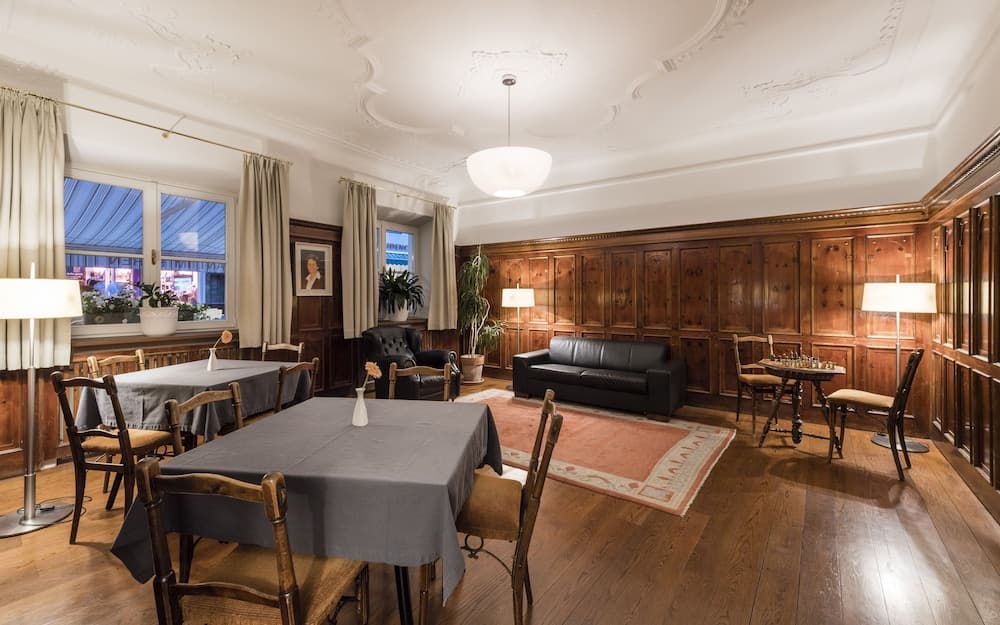 Lobby lounge