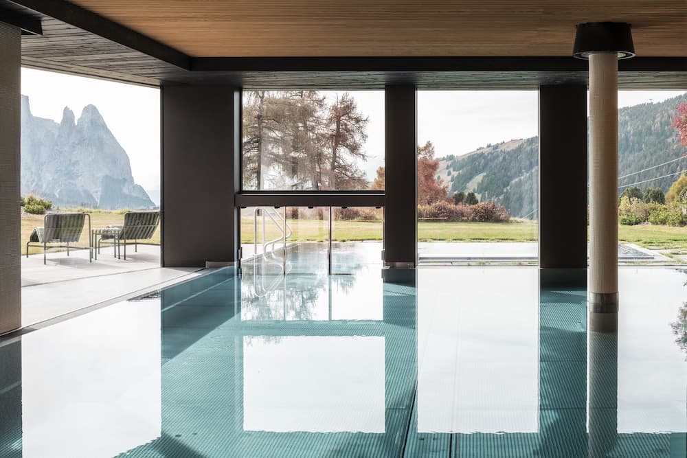 Indoor/outdoor pool