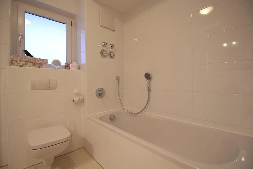 Deep soaking bathtub