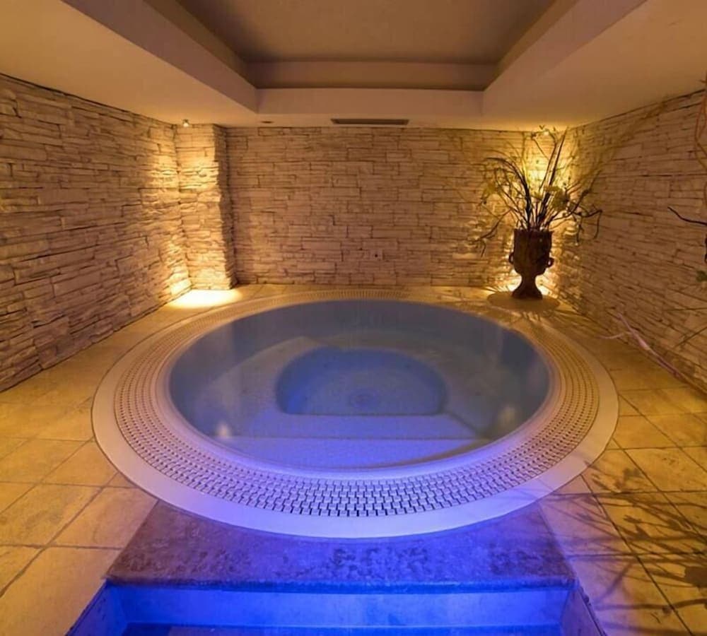 Indoor spa tub
