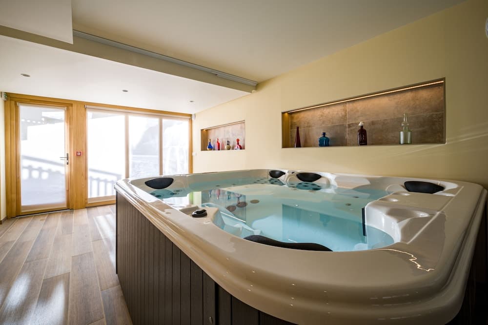 Private spa tub
