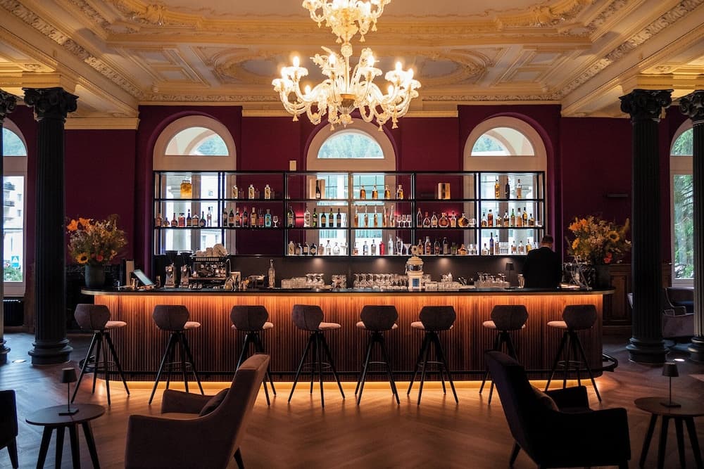 Lobby lounge