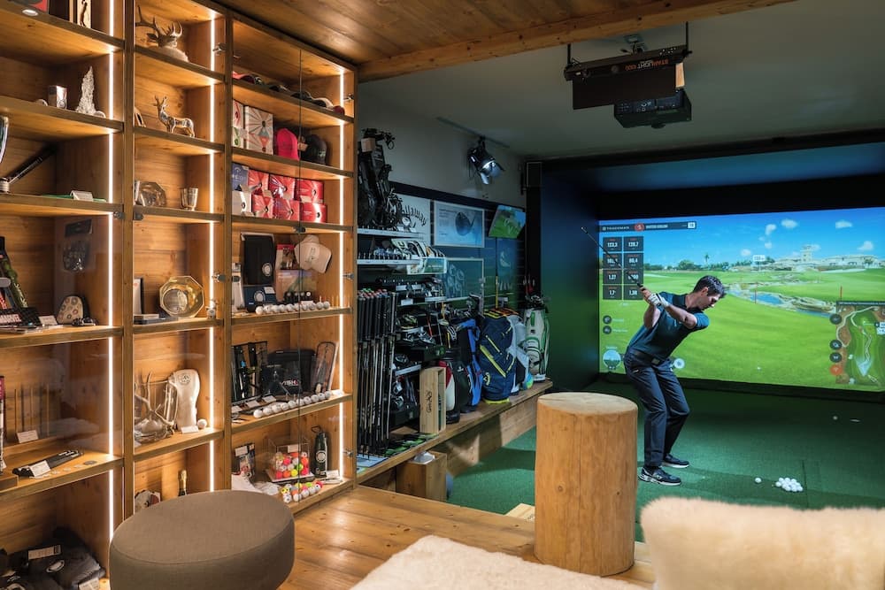 Indoor golf driving range