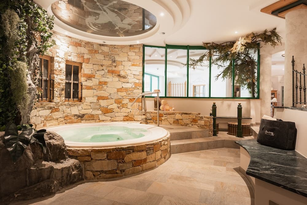 Indoor spa tub