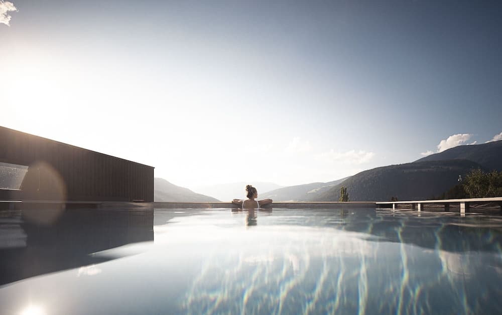 Indoor/outdoor pool