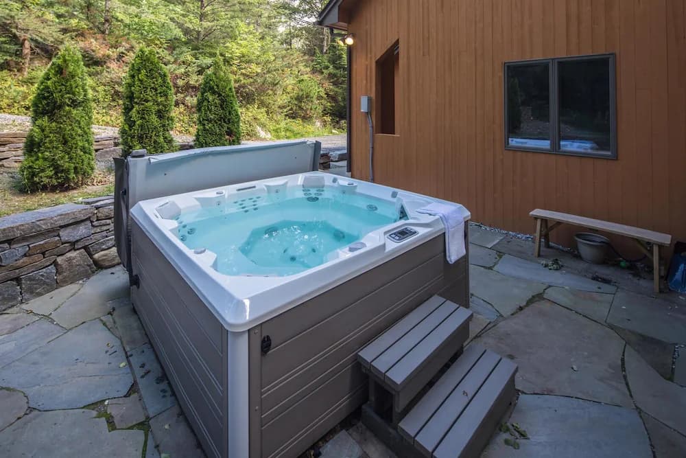 Outdoor spa tub