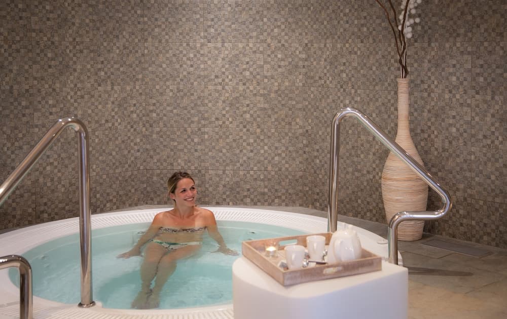 Indoor spa tub