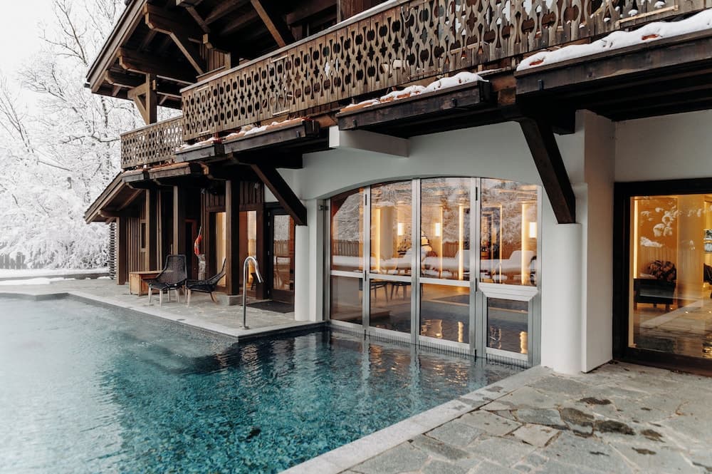 Indoor/outdoor pool
