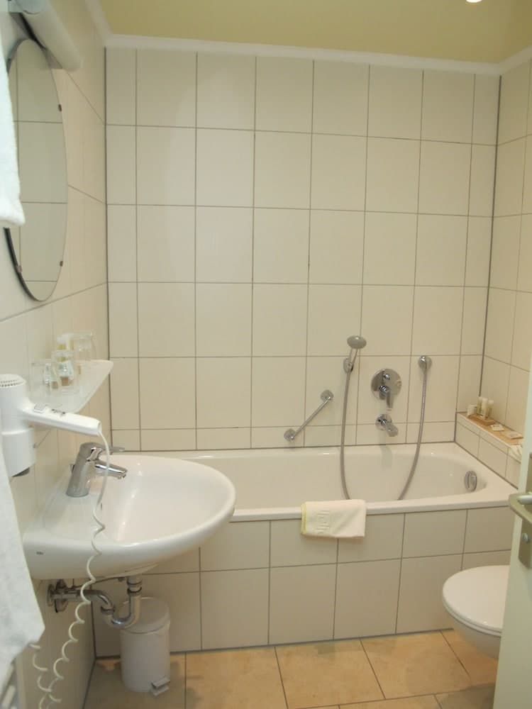 Deep soaking bathtub