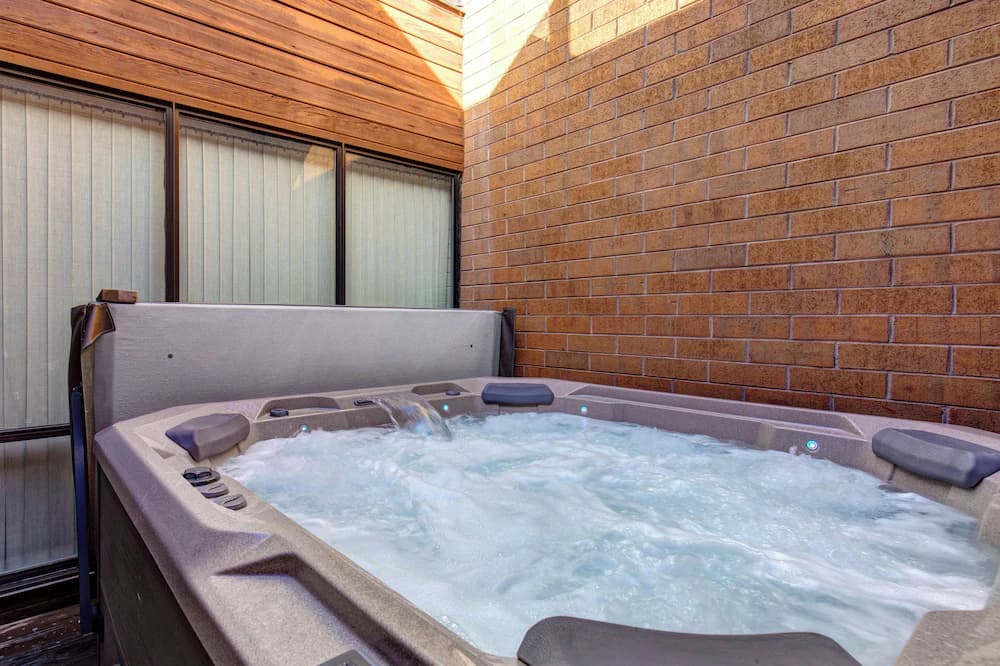 Private spa tub