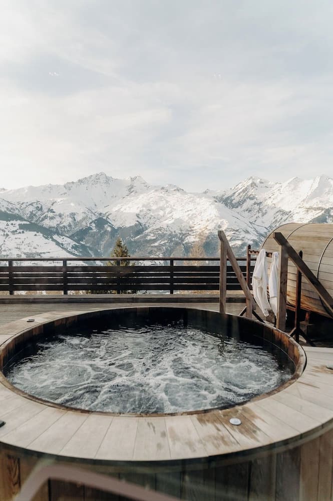 Outdoor spa tub