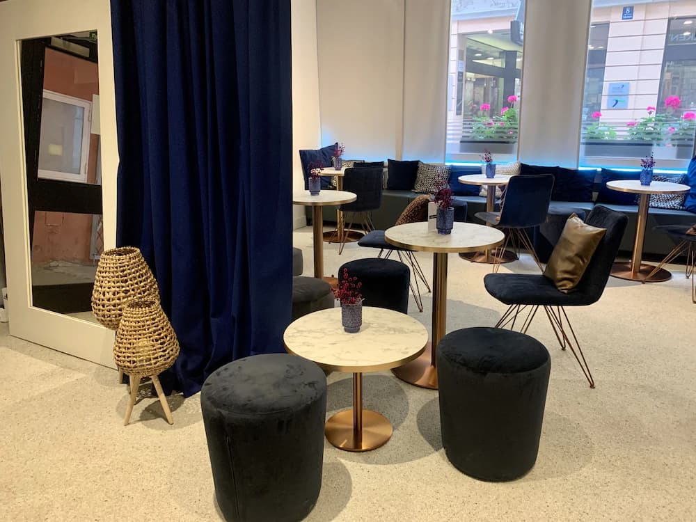 Lobby lounge
