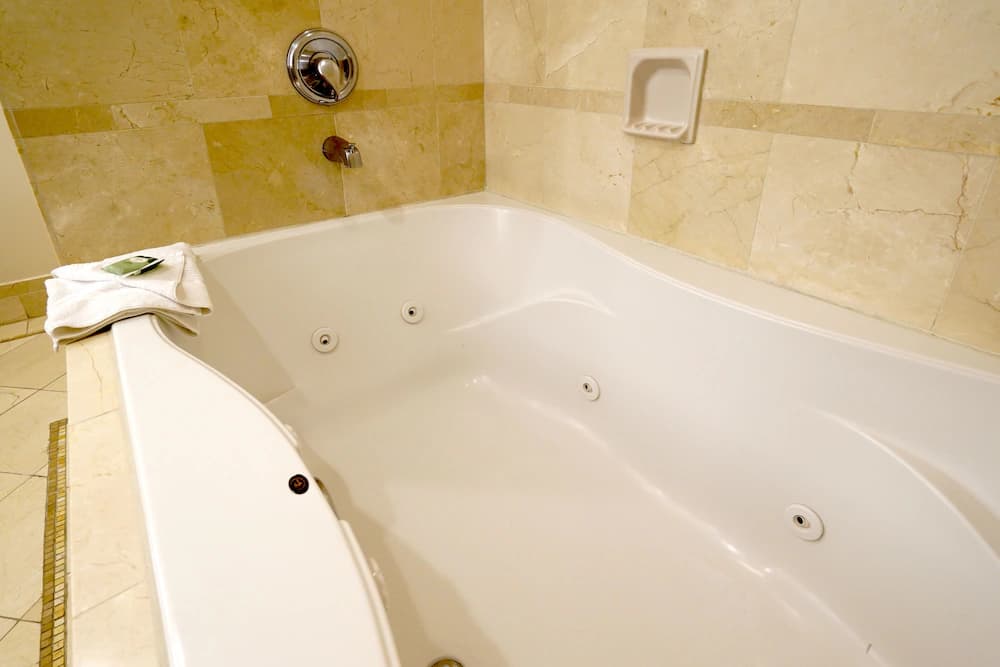 Jetted tub