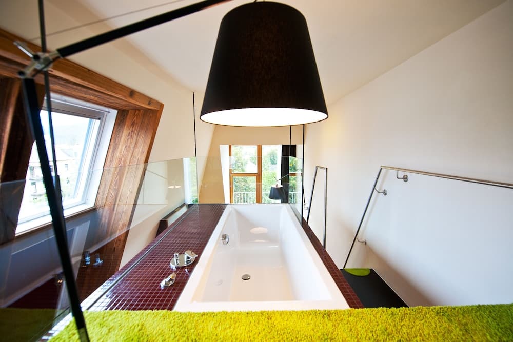 Deep soaking bathtub