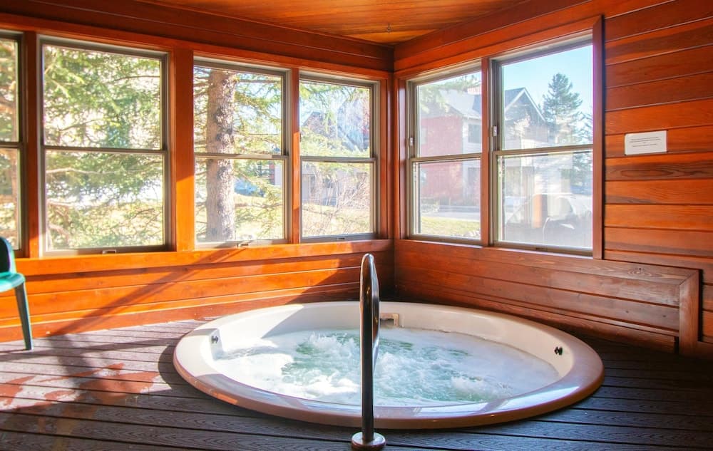 Indoor spa tub