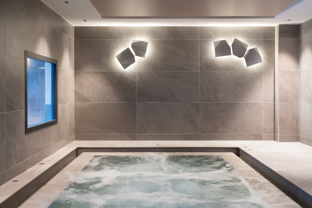 Indoor spa tub
